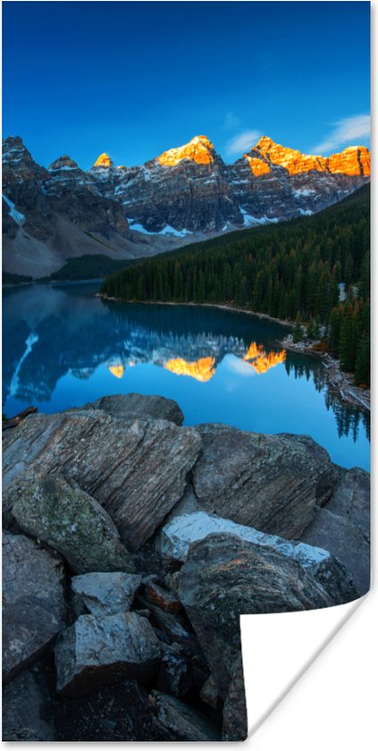 Poster Zonsopgang met een weerspiegeling van de bergen bij het Moraine Lake in Canada