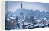 Canvas Schilderij Winterse skyline van Sarajevo in Bosnië en Herzegovina - 80x40 cm - Wanddecoratie