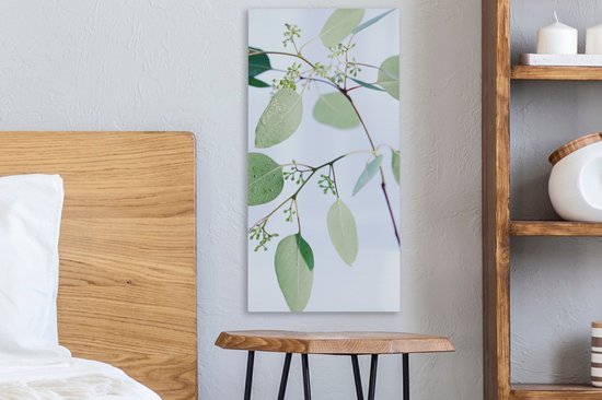 Canvas schilderij 20x40 cm - Wanddecoratie Eucalyptustakken met bladeren - Muurdecoratie woonkamer - Slaapkamer decoratie - Kamer accessoires - Schilderijen op canvas