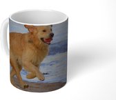 Mok - Koffiemok - Een Golden Retriever langs het water op het strand - Mokken - 350 ML - Beker - Koffiemokken - Theemok
