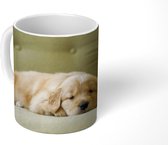 Mok - Koffiemok - Een slapende Golden Retriever puppy op de bank - Mokken - 350 ML - Beker - Koffiemokken - Theemok