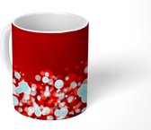 Mok - Koffiemok - Rode glitters bij een onscherpe achtergrond - Mokken - 350 ML - Beker - Koffiemokken - Theemok