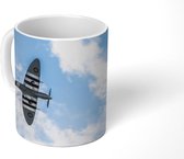 Mok - Koffiemok - Een spitfire vliegtuig van onderen bij een wolkenlucht - Mokken - 350 ML - Beker - Koffiemokken - Theemok