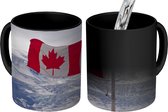Magische Mok - Foto op Warmte Mokken - Koffiemok - De Canadese vlag in een winterlandschap - Magic Mok - Beker - 350 ML - Theemok