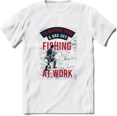 A bad Day Fishing - Vissen T-Shirt | Rood | Grappig Verjaardag Vis Hobby Cadeau Shirt | Dames - Heren - Unisex | Tshirt Hengelsport Kleding Kado - Wit - 3XL