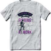 A bad Day Fishing - Vissen T-Shirt | Paars | Grappig Verjaardag Vis Hobby Cadeau Shirt | Dames - Heren - Unisex | Tshirt Hengelsport Kleding Kado - Licht Grijs - Gemaleerd - 3XL