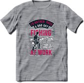 A bad Day Fishing - Vissen T-Shirt | Roze | Grappig Verjaardag Vis Hobby Cadeau Shirt | Dames - Heren - Unisex | Tshirt Hengelsport Kleding Kado - Donker Grijs - Gemaleerd - L