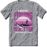 A Bad Day Fishing - Vissen T-Shirt | Roze | Grappig Verjaardag Vis Hobby Cadeau Shirt | Dames - Heren - Unisex | Tshirt Hengelsport Kleding Kado - Donker Grijs - Gemaleerd - 3XL