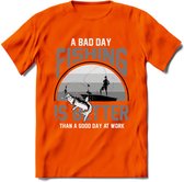 A Bad Day Fishing - Vissen T-Shirt | Grijs | Grappig Verjaardag Vis Hobby Cadeau Shirt | Dames - Heren - Unisex | Tshirt Hengelsport Kleding Kado - Oranje - S