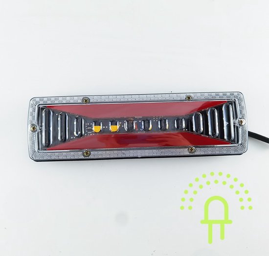 Rechthoekig achterlicht met rode accenten en 12 LED's. Zilverkleurige rand met schroeven.