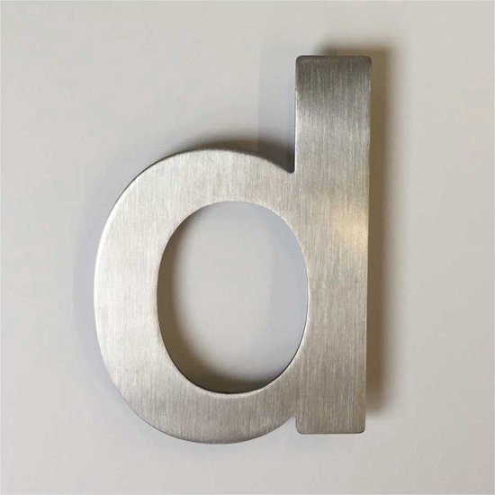 RVS letter 'd' met geborstelde afwerking.