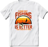 A Bad Day Fishing - Vissen T-Shirt | Grappig Verjaardag Vis Hobby Cadeau Shirt | Dames - Heren - Unisex | Tshirt Hengelsport Kleding Kado - Wit - M