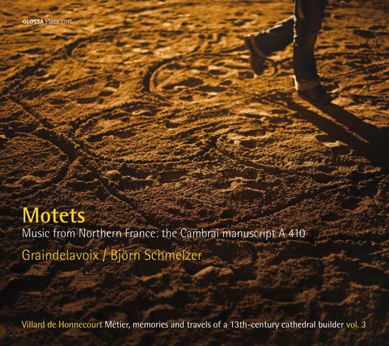 Close-up van voeten die over zanderige grond lopen, met sporen en het "Motets" album artwork.