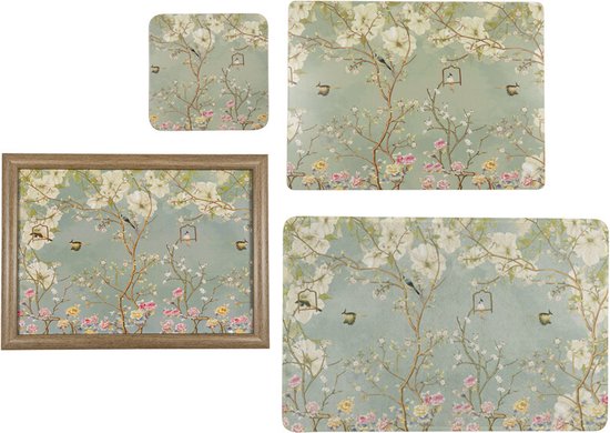 Set van dienblad en placemats met Japanse tuinprint: vogels, bloeiende bomen en bloemen op blauwe achtergrond.