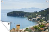 Tuindecoratie Uitzicht op dorp en baai op Corfu, Griekenland - 60x40 cm - Tuinposter - Tuindoek - Buitenposter