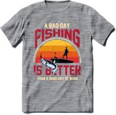 A Bad Day Fishing - Vissen T-Shirt | Grappig Verjaardag Vis Hobby Cadeau Shirt | Dames - Heren - Unisex | Tshirt Hengelsport Kleding Kado - Donker Grijs - Gemaleerd - XL