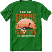 A Bad Day Fishing - Vissen T-Shirt | Oranje | Grappig Verjaardag Vis Hobby Cadeau Shirt | Dames - Heren - Unisex | Tshirt Hengelsport Kleding Kado - Donker Groen - S