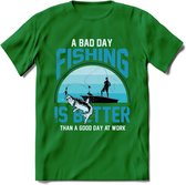 A Bad Day Fishing - Vissen T-Shirt | Blauw | Grappig Verjaardag Vis Hobby Cadeau Shirt | Dames - Heren - Unisex | Tshirt Hengelsport Kleding Kado - Donker Groen - XL