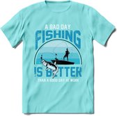 A Bad Day Fishing - Vissen T-Shirt | Blauw | Grappig Verjaardag Vis Hobby Cadeau Shirt | Dames - Heren - Unisex | Tshirt Hengelsport Kleding Kado - Licht Blauw - XXL