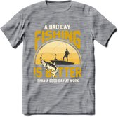 A Bad Day Fishing - Vissen T-Shirt | Geel | Grappig Verjaardag Vis Hobby Cadeau Shirt | Dames - Heren - Unisex | Tshirt Hengelsport Kleding Kado - Donker Grijs - Gemaleerd - S