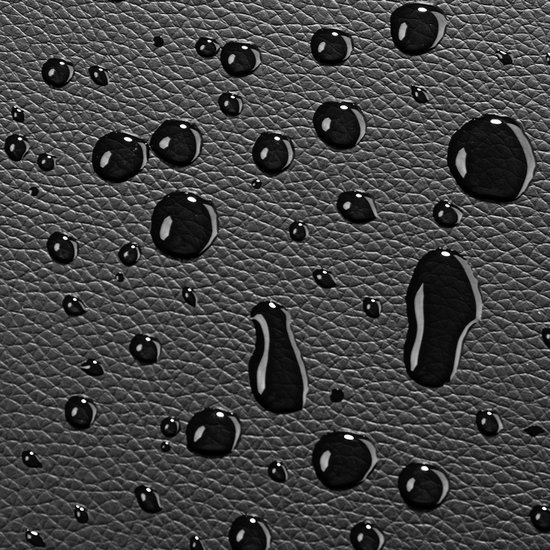 Close-up van een zwart, waterafstotend oppervlak met druppels.