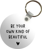 Sleutelhanger - Engelse quote Be your own kind of beautiful met een hartje tegen een witte achtergrond - Plastic - Rond - Uitdeelcadeautjes