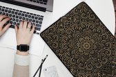 Laptophoes 17 inch - Gouden patroon op een zwarte achtergrond - Laptop sleeve - Binnenmaat 42,5x30 cm - Zwarte achterkant