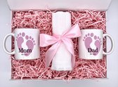 Especialina - Baby Cadeau - Geschenkset - Kraamcadeau - Mom Dad mug set - EST. 2023 - Theemok - Koffiemok - Theebeker - Mok - Mom Dad - Roze Baby Boy Gift Box - Cadeau voor vrouw -