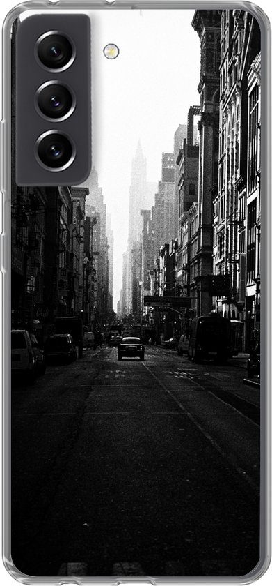 Coque Samsung Galaxy S21 FE - Une voiture roule dans une rue calme de New York en noir et blanc - Coque en Siliconen pour téléphone