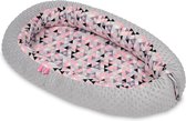 Babynestje - grijs roze - minky dot en driehoekjes - met uitneembaar matras
