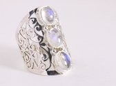 Langwerpige opengewerkte zilveren ring met regenboog maansteen - maat 19