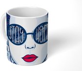 Mok - tekening van een vrouw met de quote Stay Home op haar zonnebril - 350 ML - Beker - Uitdeelcadeautjes - Mok met Tekst