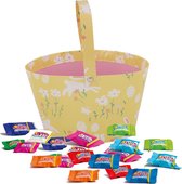 Joli panier de Pâques avec imprimé joyeux en jaune clair rempli de délicieux 15 pièces de Tiny Tony chocolonely