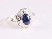 Fijne opengewerkte zilveren ring met blauwe saffier - maat 16