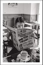 Walljar - Reading A Newspaper - Zwart wit poster