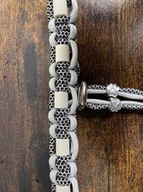 Anti-tekenband Amigo - vlooienband - voor hond - met 9 stuks originele EM kralen lichtgrijs - Maat M - lengte geknoopt deel 30 cm - instelbaar tot 40 cm - kleur grijs zwart met zil