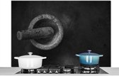 Spatscherm keuken 120x80 cm - Kookplaat achterwand Een zwart wit foto van een vijzel - Muurbeschermer - Spatwand fornuis - Hoogwaardig aluminium