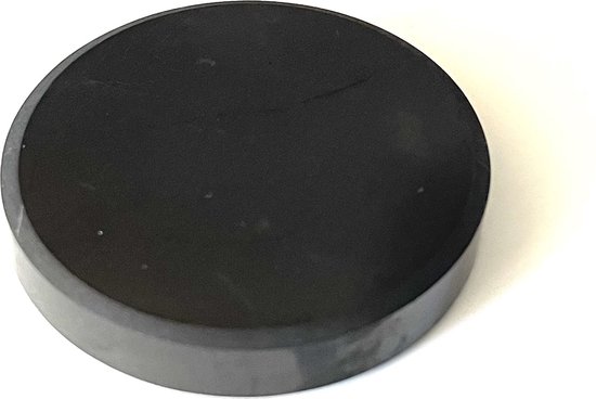 Zwarte, ronde Shungiet schijf met een diameter van 5 cm, ter bescherming tegen straling.