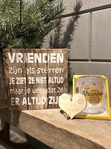 Cadeaupakket Vriend inclusief houten hartje liefs - tekstbordje vrienden als sterren - waterwijnglas echte vrienden - vriendschap - liefde- cadeau - verjaardag