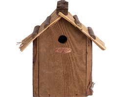 Houten pimpelmees nestkast met rieten dak.