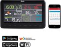 Alecto weerstation display met tijd, datum, temperatuur, luchtdruk, wind en regen. Naast het display een smartphone met weer app.
