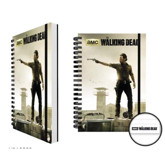 Een gesloten en een open notitieboek met de AMC The Walking Dead-logo en Rick Grimes met een pistool, staand op een voertuig.