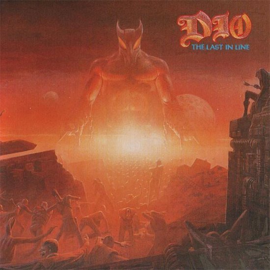 Het "The Last In Line" albumcover van Dio toont een monster met een demonische vorm, omringd door een opstandige menigte en ruïnes in een oranje gloed.