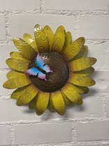 Metalen bloem wanddecoratie - Geel + vlinder - Dia 30 cm - Voor binnen en buiten - Wanddecoratie