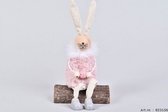 Konijn fluffy -  zittend op boomstronk - laag roze - Lente - paas decoratie -  12x6x20cm