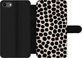 Bookcase Geschikt voor iPhone SE 2020 telefoonhoesje - Stippen - Zwart - Beige - Met vakjes - Wallet case met magneetsluiting