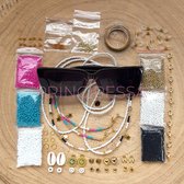 Zelf sieraden maken – Zomerse brillenkoordjes, kettingen of enkelbandjes – DIY kralen set – 2mm kraal met staaldraad – Turquoise, roze, goud, zwart en 2 x wit – Kinderen en volwassenen pakket