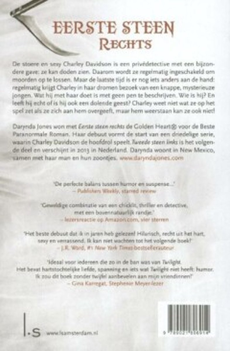 De achterkant van een boek met de titel 'EERSTE STEEN RECHTS' en de naam Darynda Jones. Er staat een sikkel in de linker bovenhoek.
