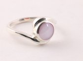 Fijne hoogglans zilveren ring met roze parelmoer - maat 17.5