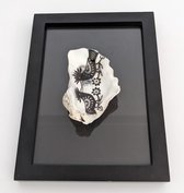 De Zeeuwse Schelp Oesterlijst - Schelp in lijst - handgemaakt - uniek - met print - vogels - op glas - zwart